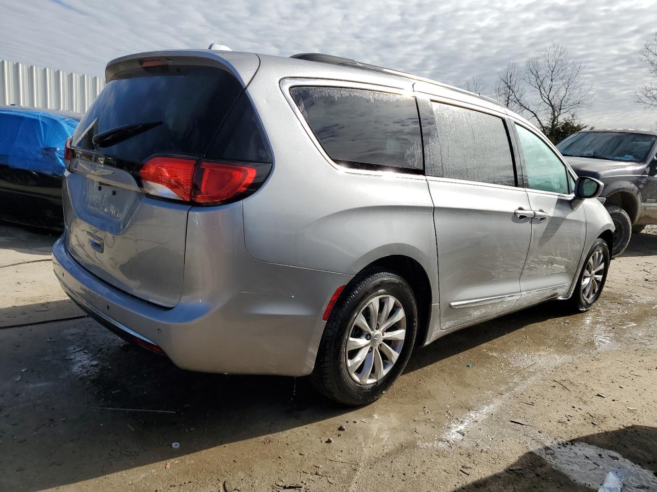 2017 Chrysler Pacifica - Image 3