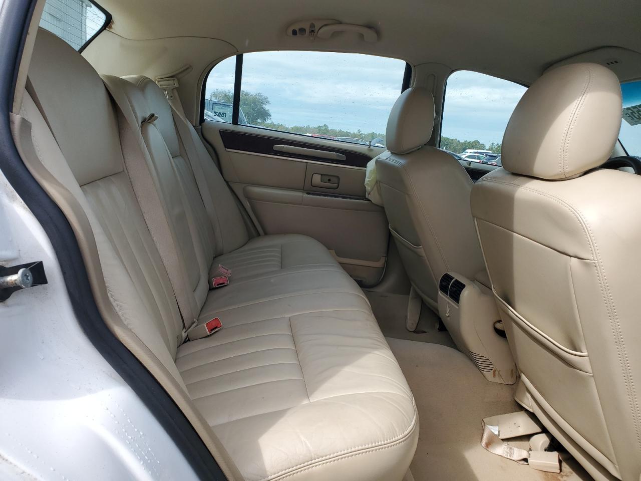 2006 Lincoln Town Car - Image 10