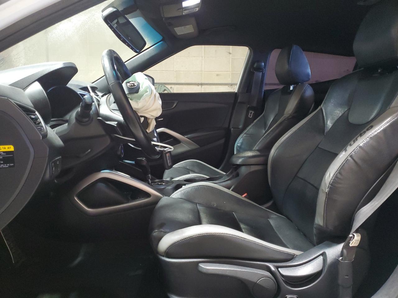 2016 Hyundai Veloster - Image 7