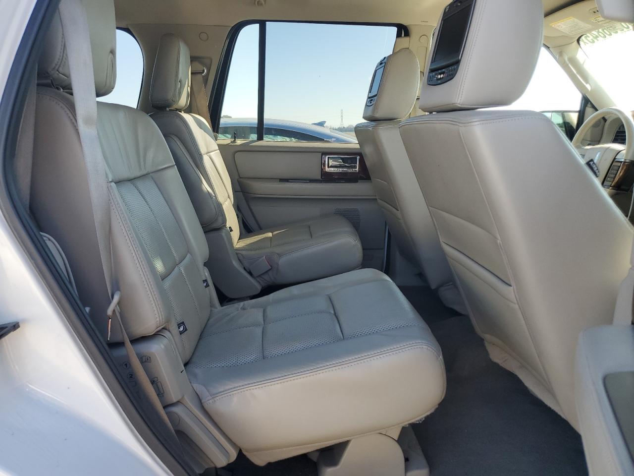 2012 Lincoln Navigator - Image 11