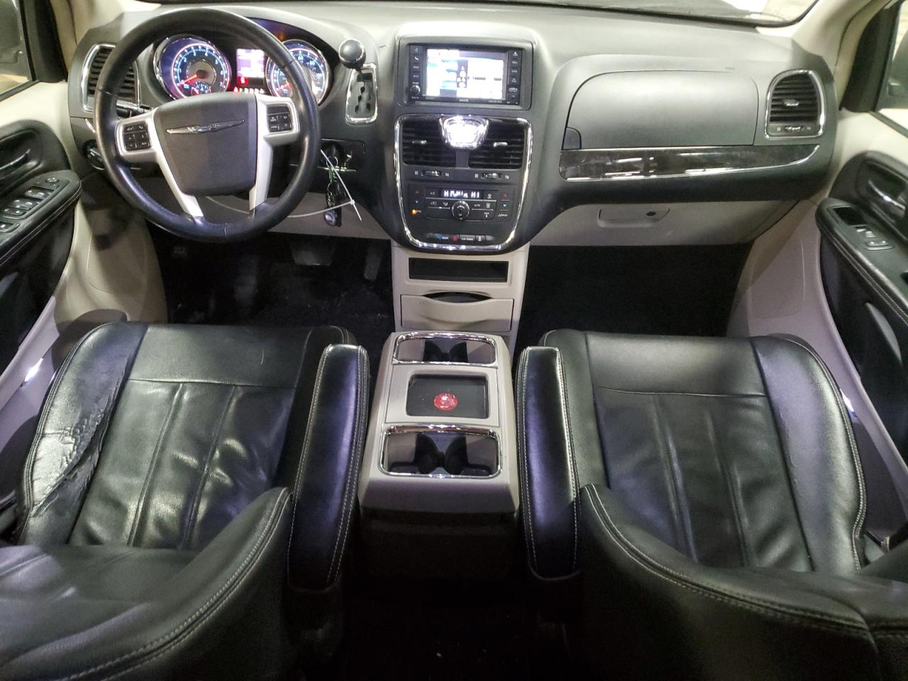 2014 Chrysler Town & Country - Image 8
