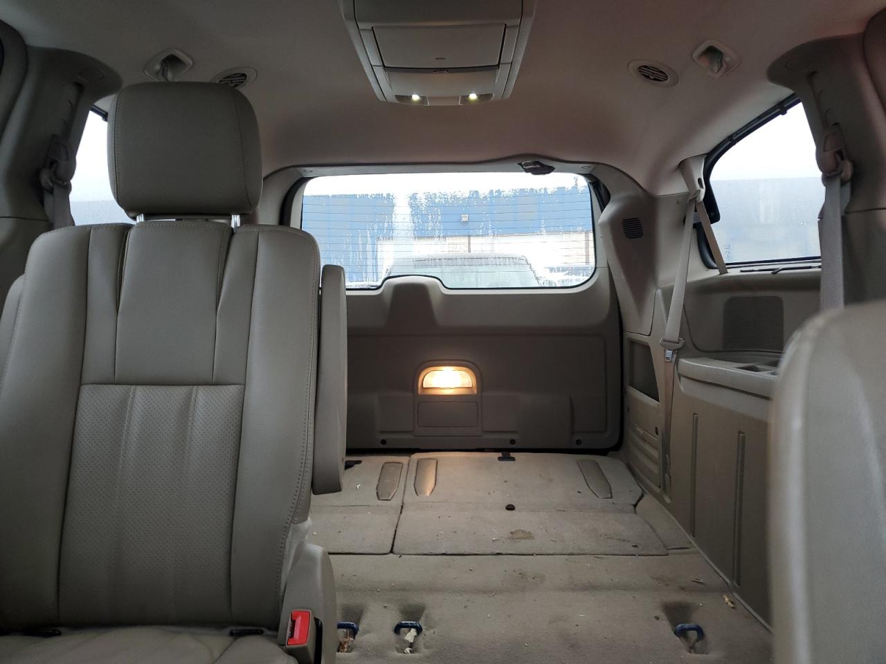 2016 Chrysler Town & Country - Image 10