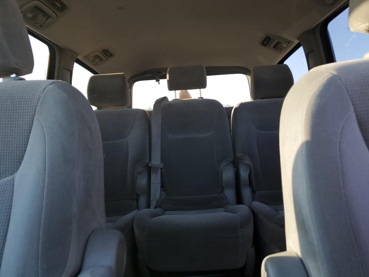 2004 Toyota Sienna - Image 10