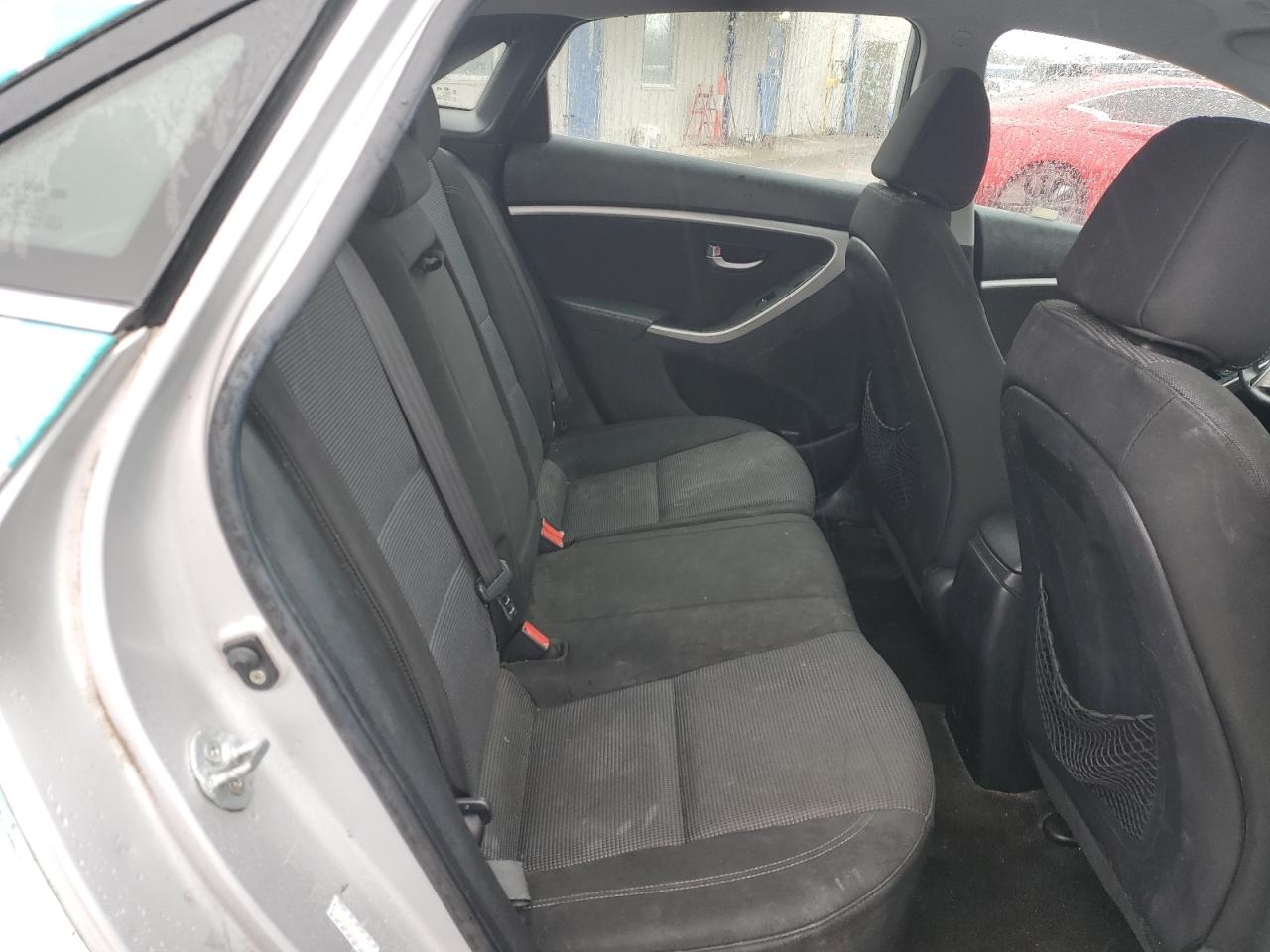 2016 Hyundai Elantra - Image 10