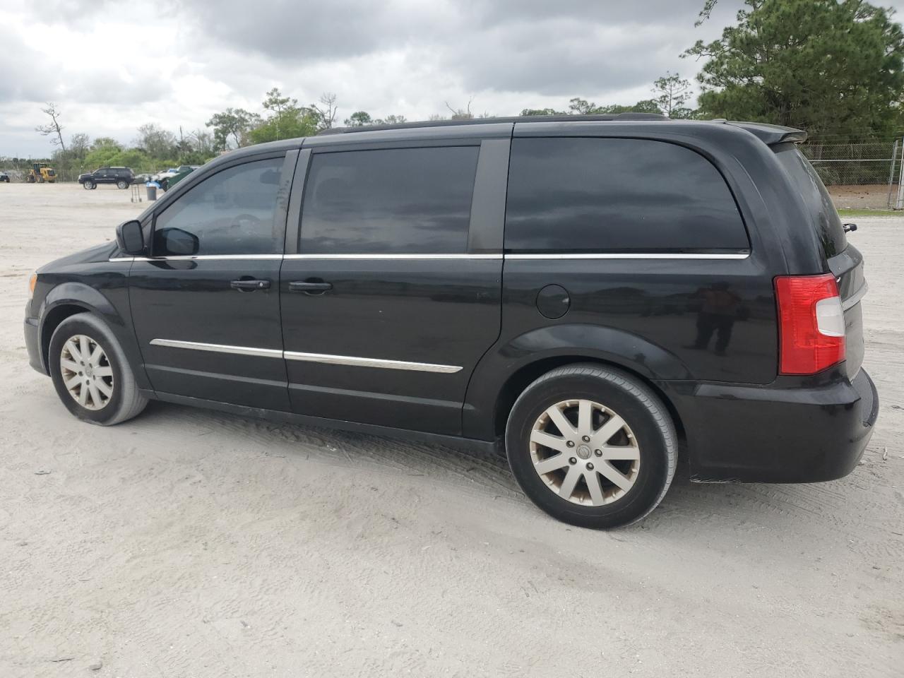 2016 Chrysler Town & Country - Image 2