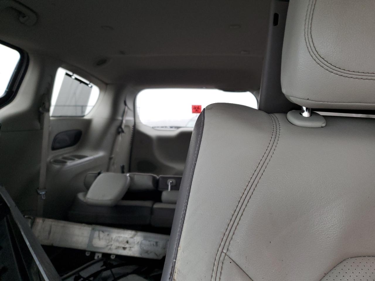 2017 Chrysler Pacifica - Image 10