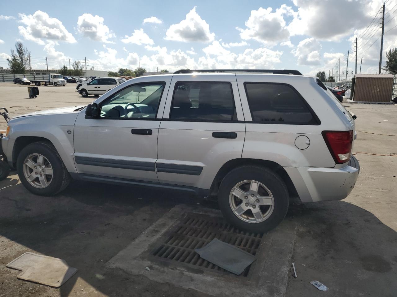 2006 Jeep Grand Cherokee - Image 2