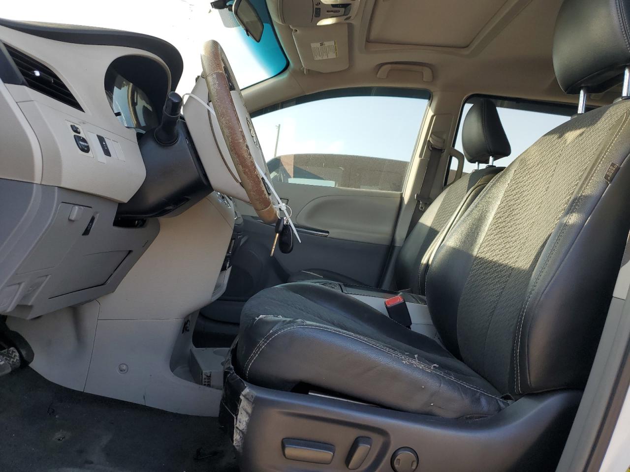 2011 Toyota Sienna - Image 7
