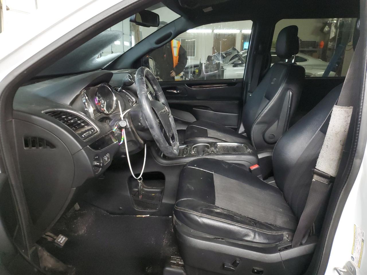2015 Chrysler Town & Country - Image 7