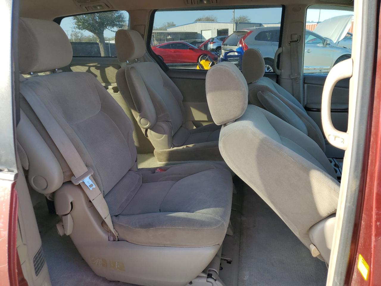 2004 Toyota Sienna - Image 11