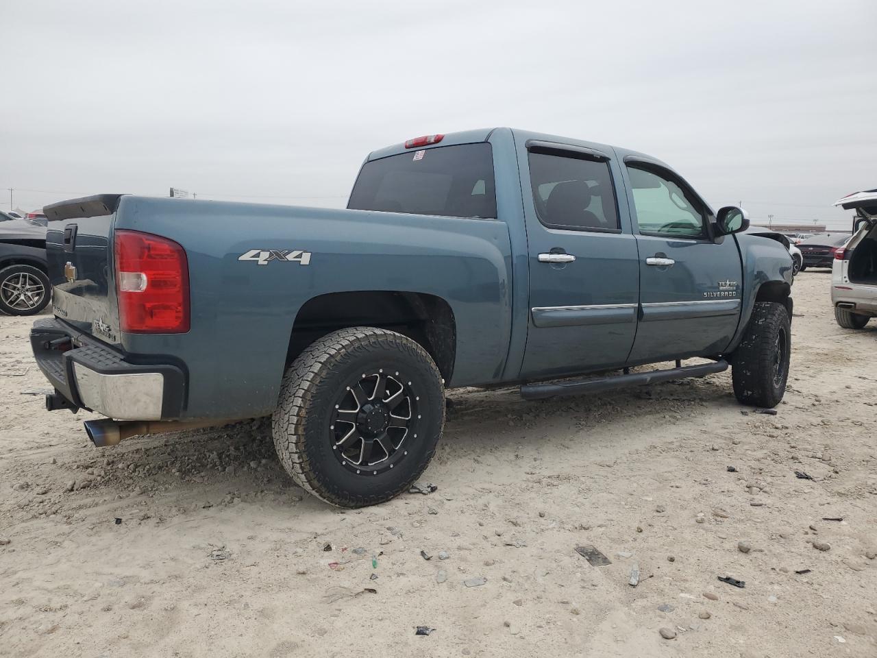 2009 Chevrolet Silverado - Image 3