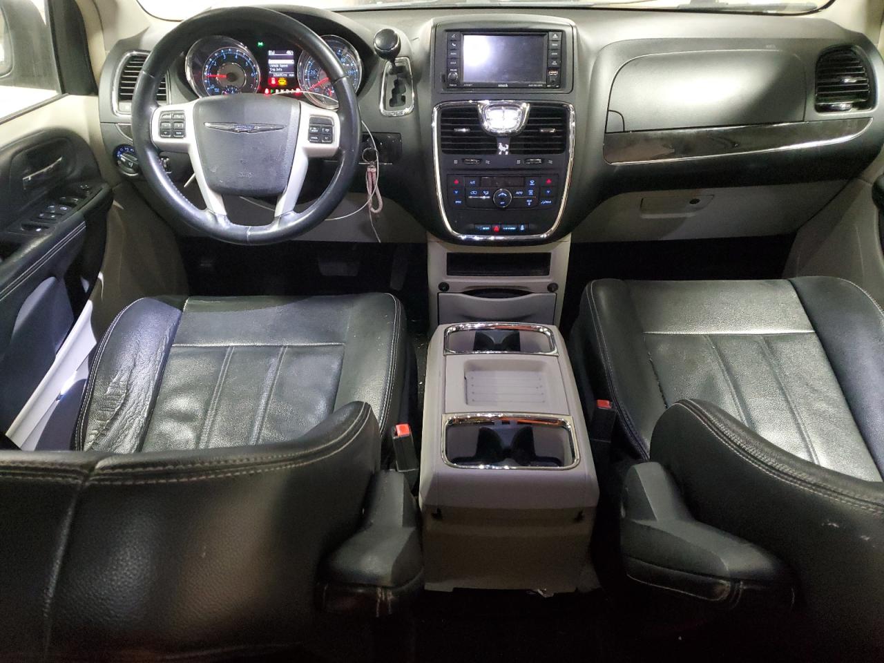 2014 Chrysler Town & Country - Image 8