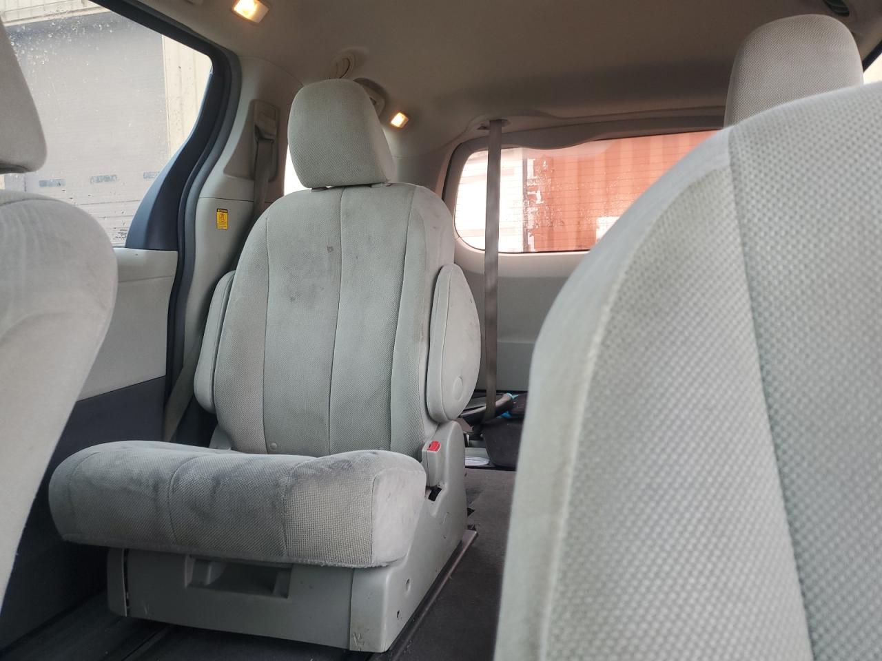 2011 Toyota Sienna - Image 10
