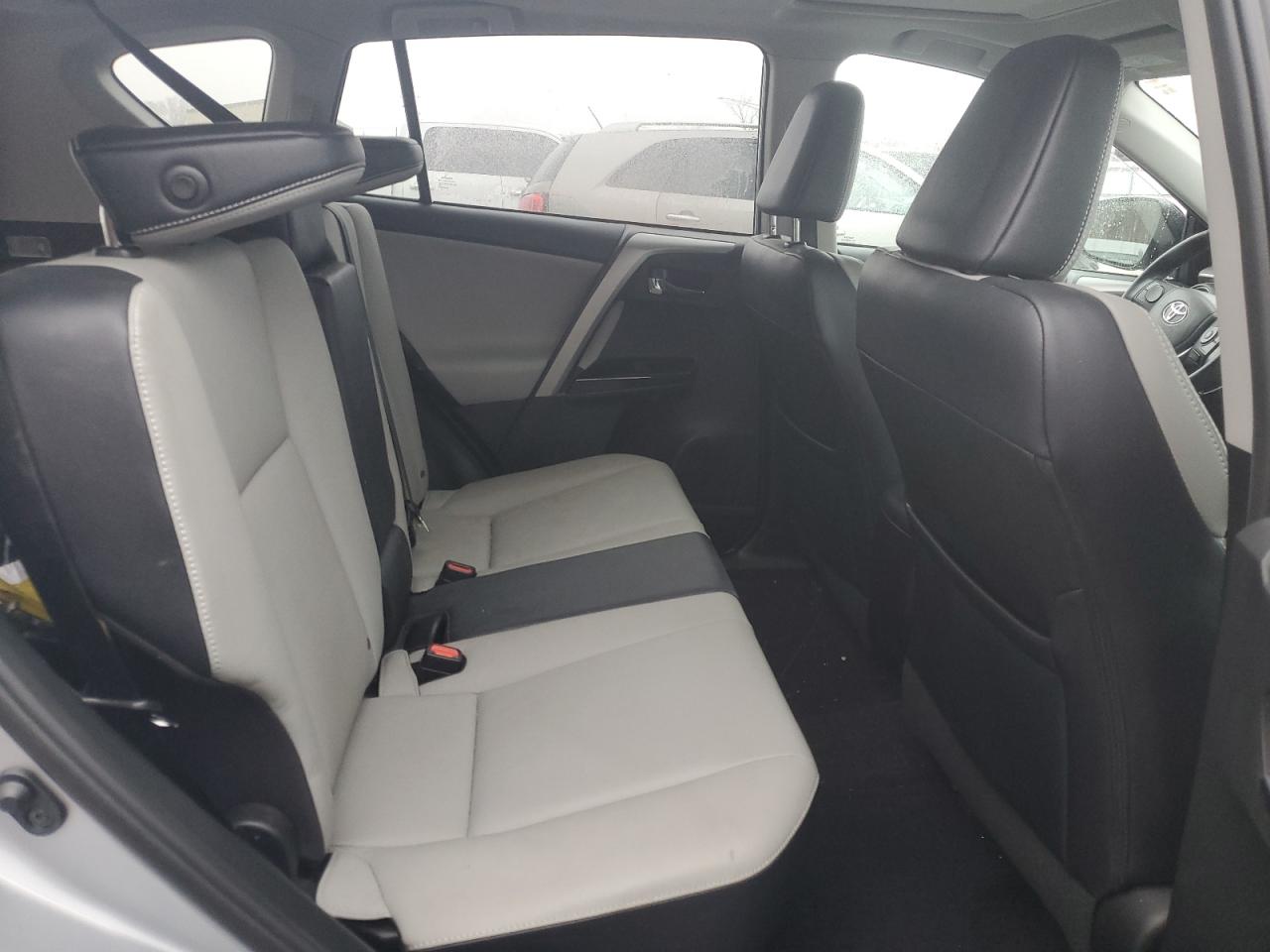 2016 Toyota RAV 4 - Image 11