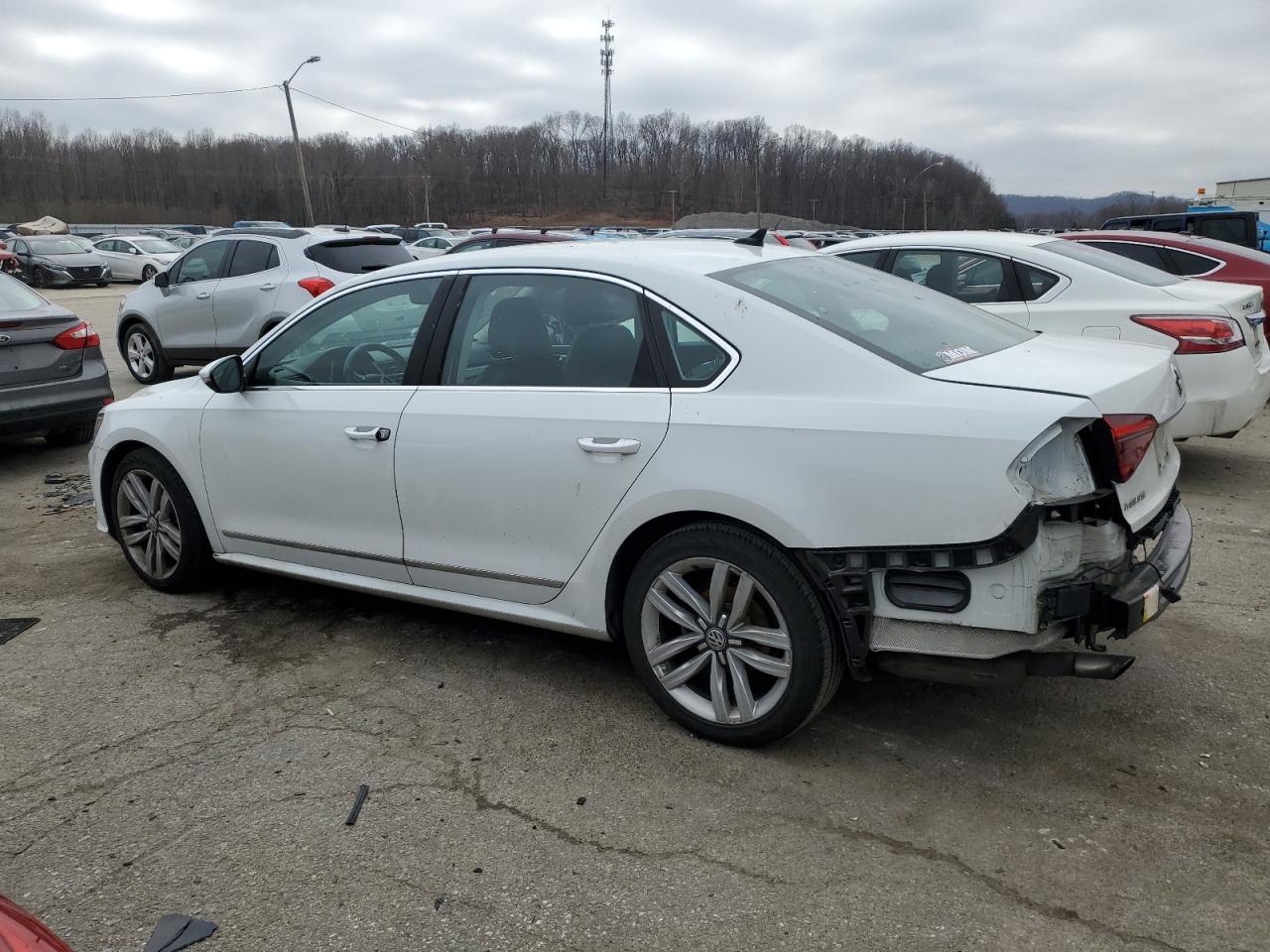 2017 Volkswagen Passat - Image 2