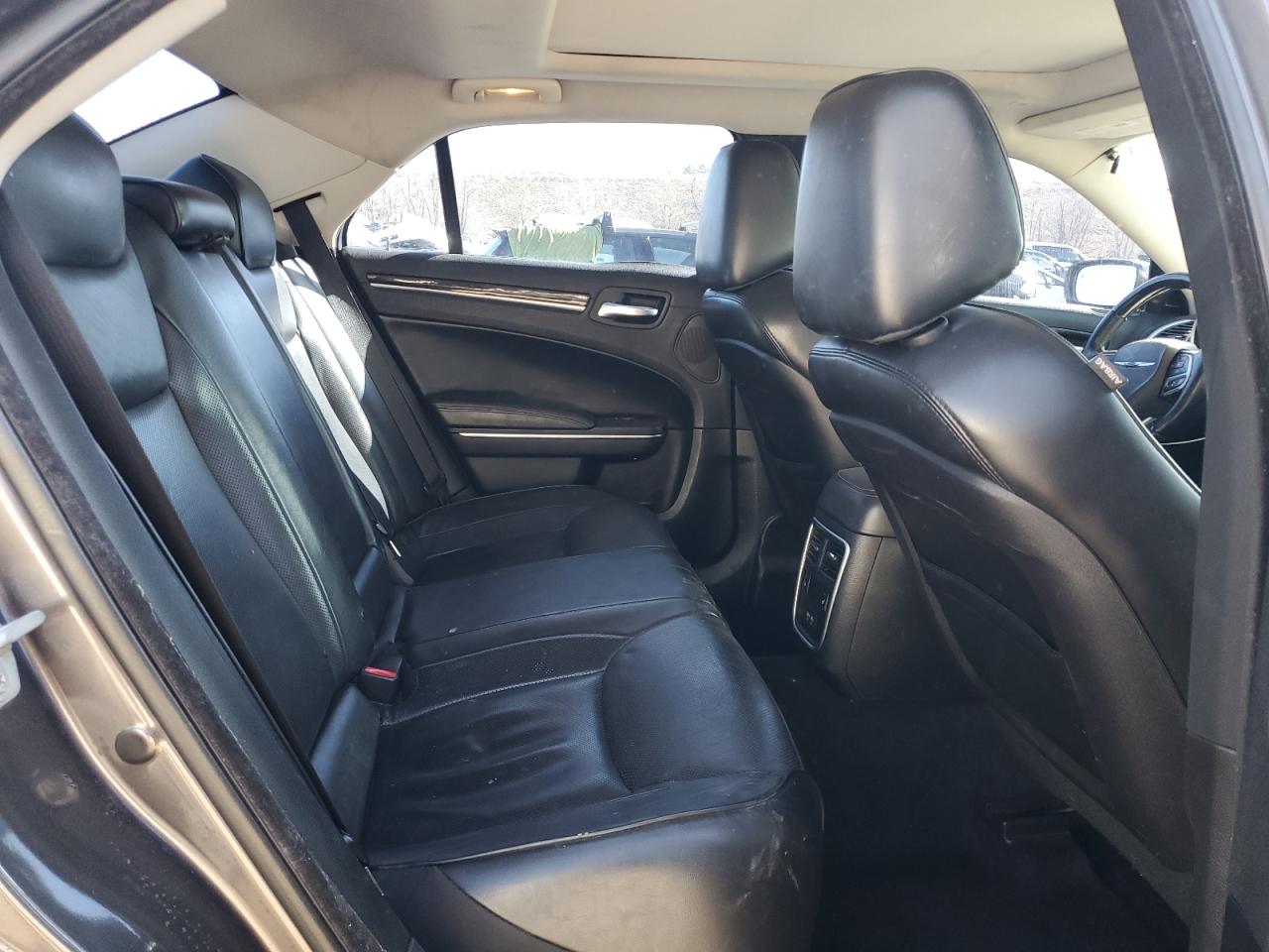 2017 Chrysler 300 - Image 10