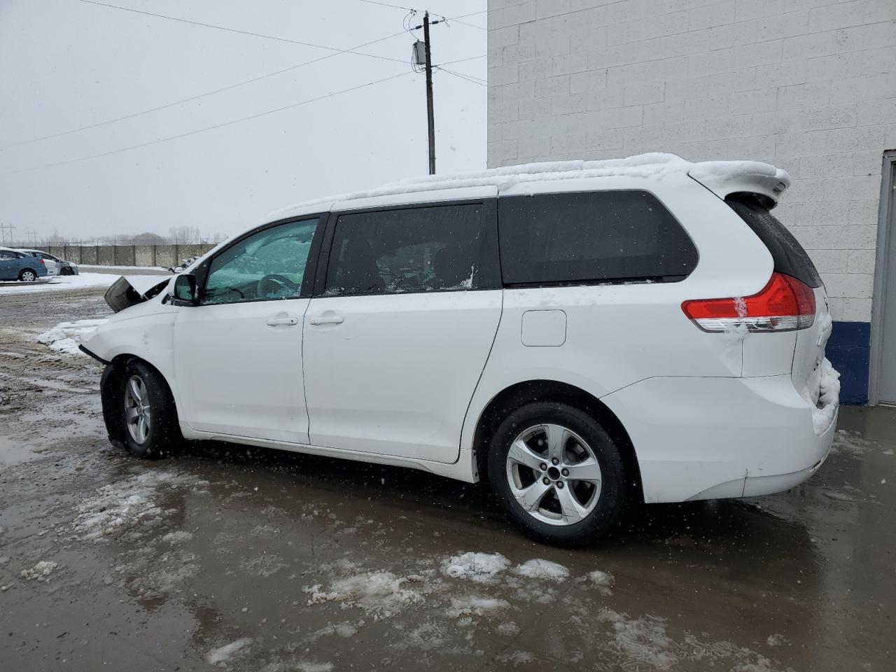 2013 Toyota Sienna - Image 2