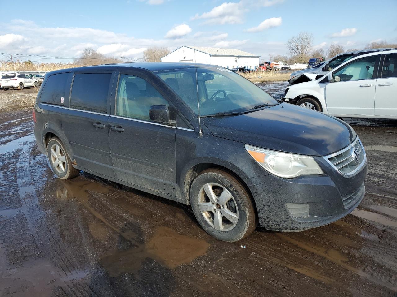 2010 Volkswagen Routan - Image 4