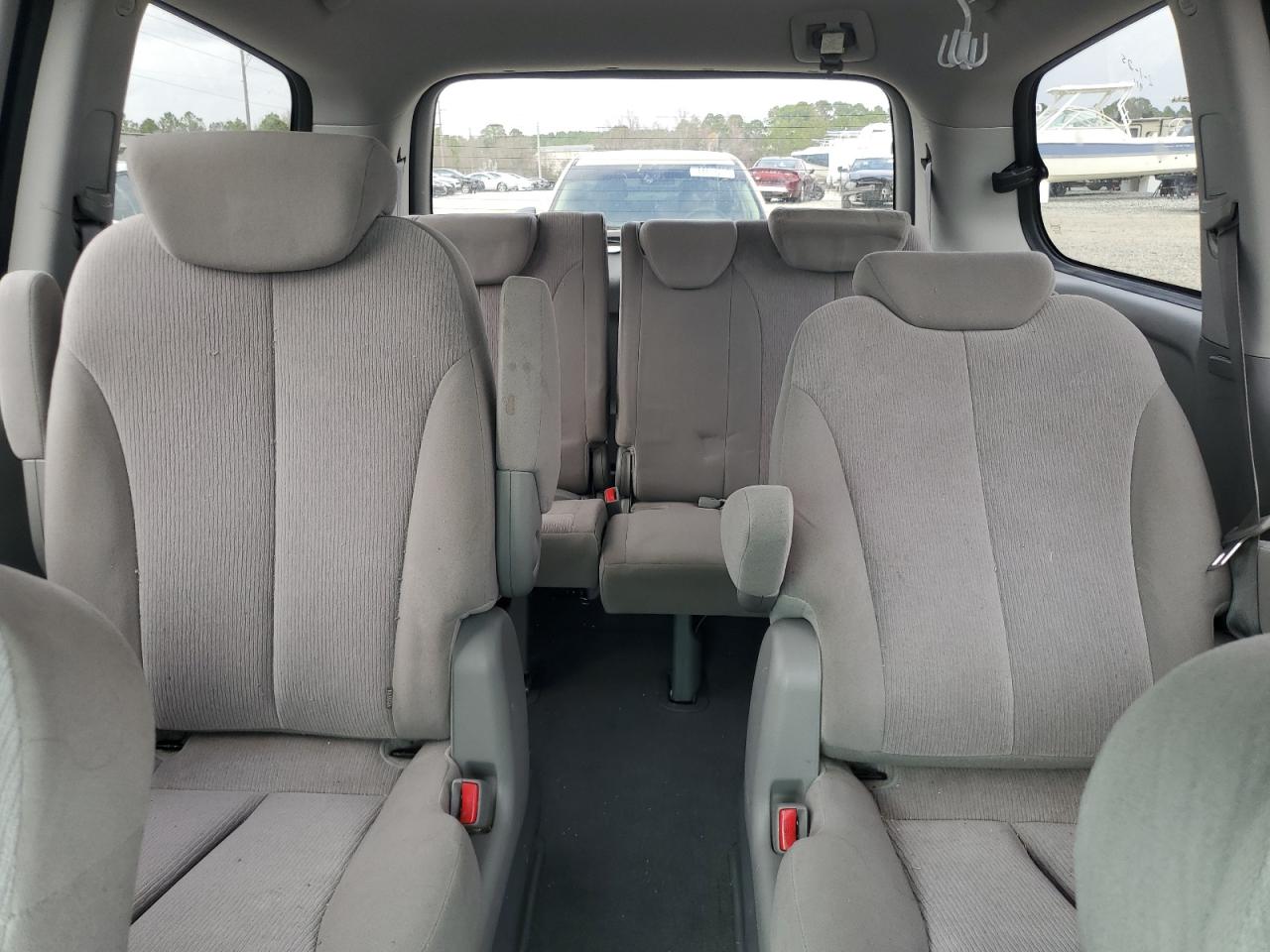 2009 Kia Sedona - Image 10