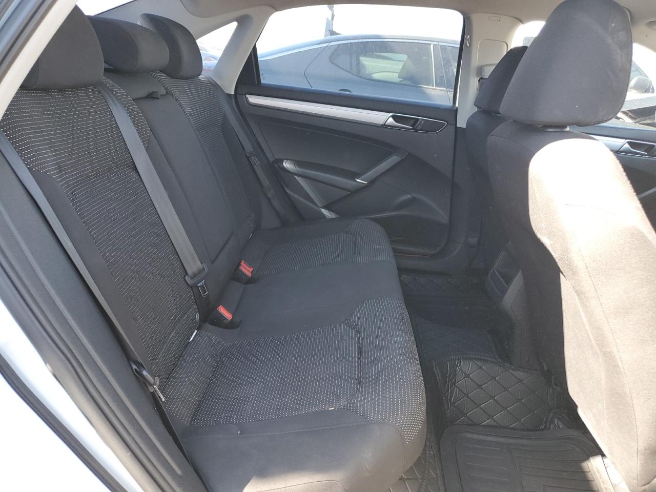 2016 Volkswagen Passat - Image 10