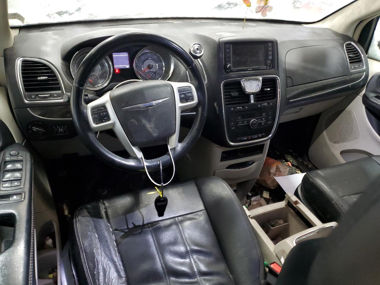 2014 Chrysler Town & Country - Image 8
