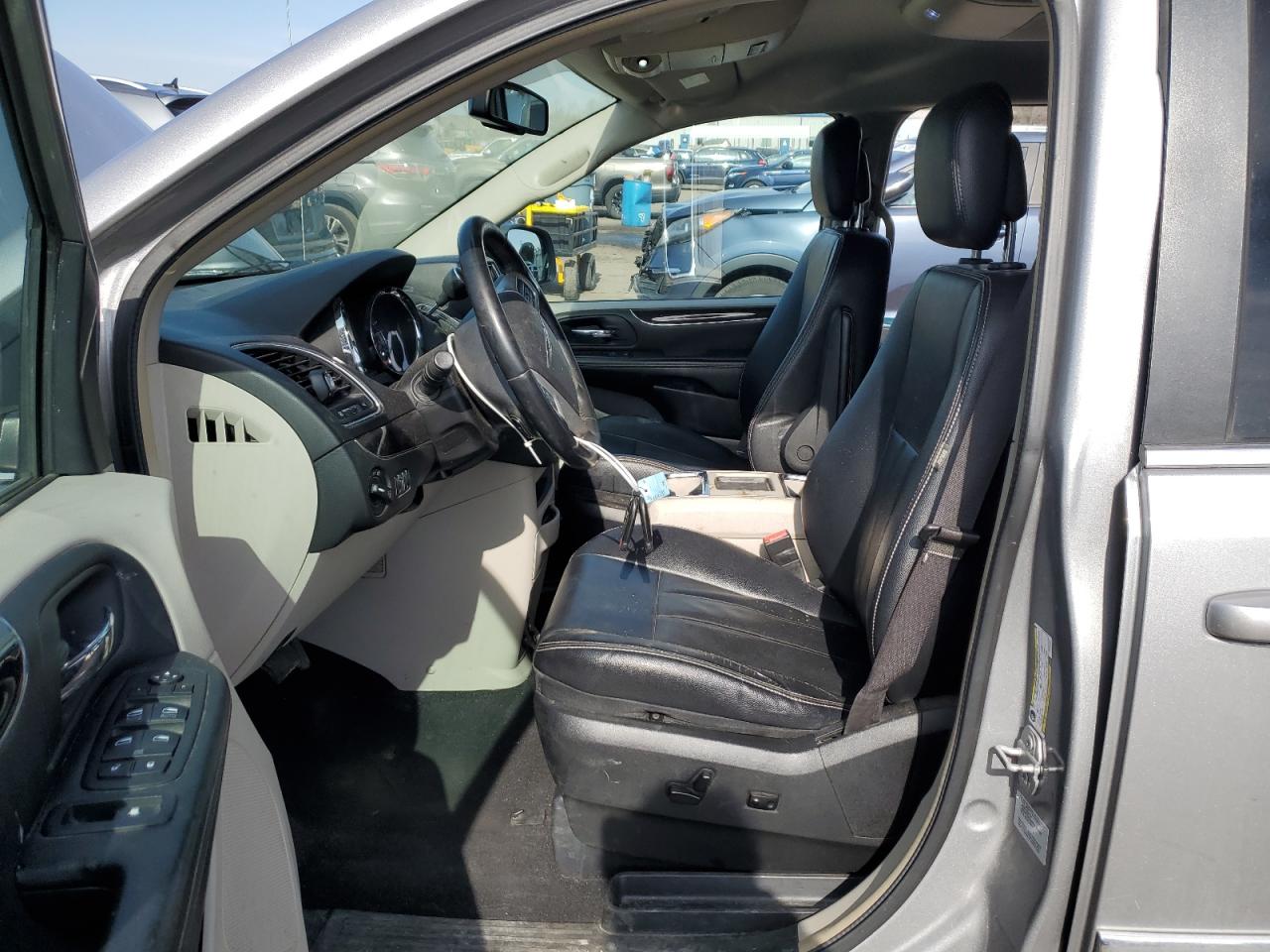 2015 Chrysler Town & Country - Image 7