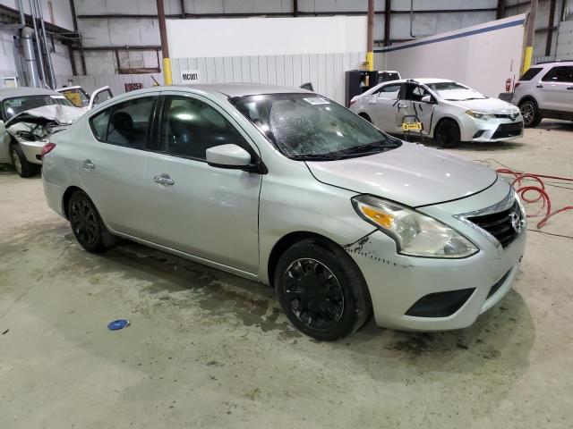  NISSAN VERSA 2018 Srebrny