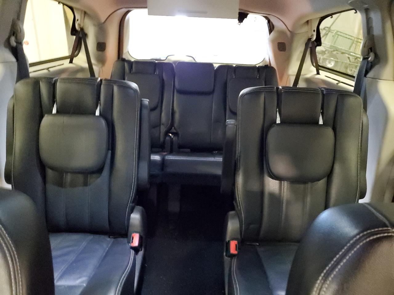 2015 Chrysler Town & Country - Image 10