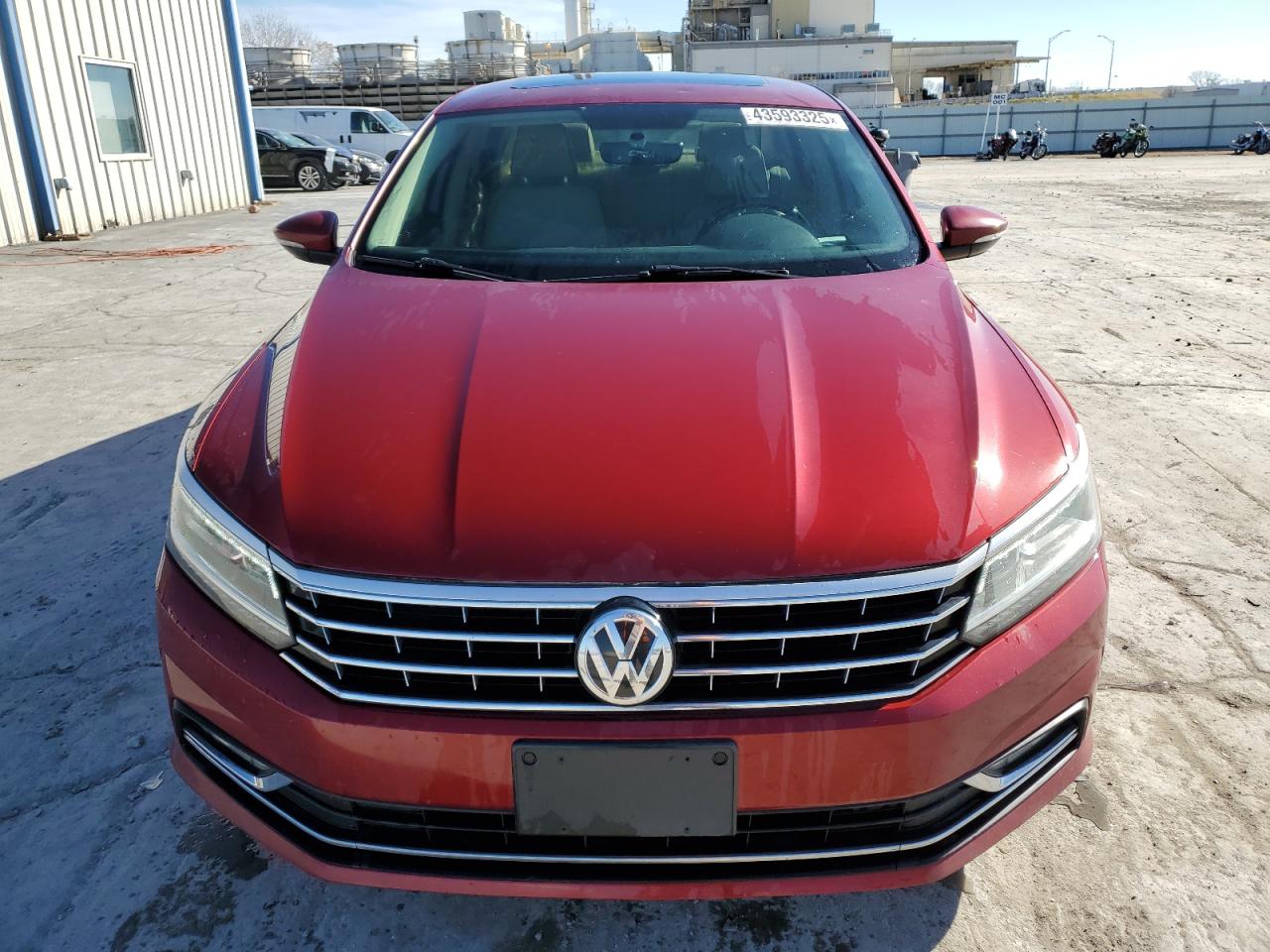 2018 Volkswagen Passat - Image 5