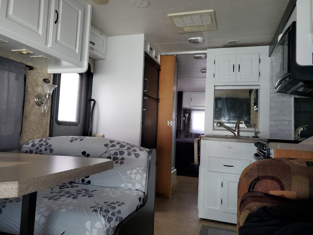 2005 Ford Econoline E450 Super Duty Cutaway Van VIN: 1FDXE45S95HB48623 Lot: 43472645