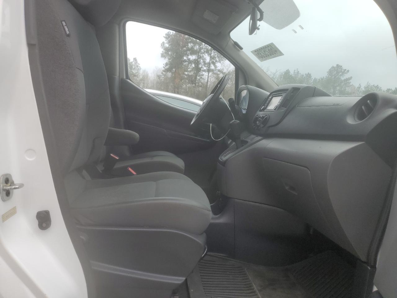 2014 Nissan NV - Image 11