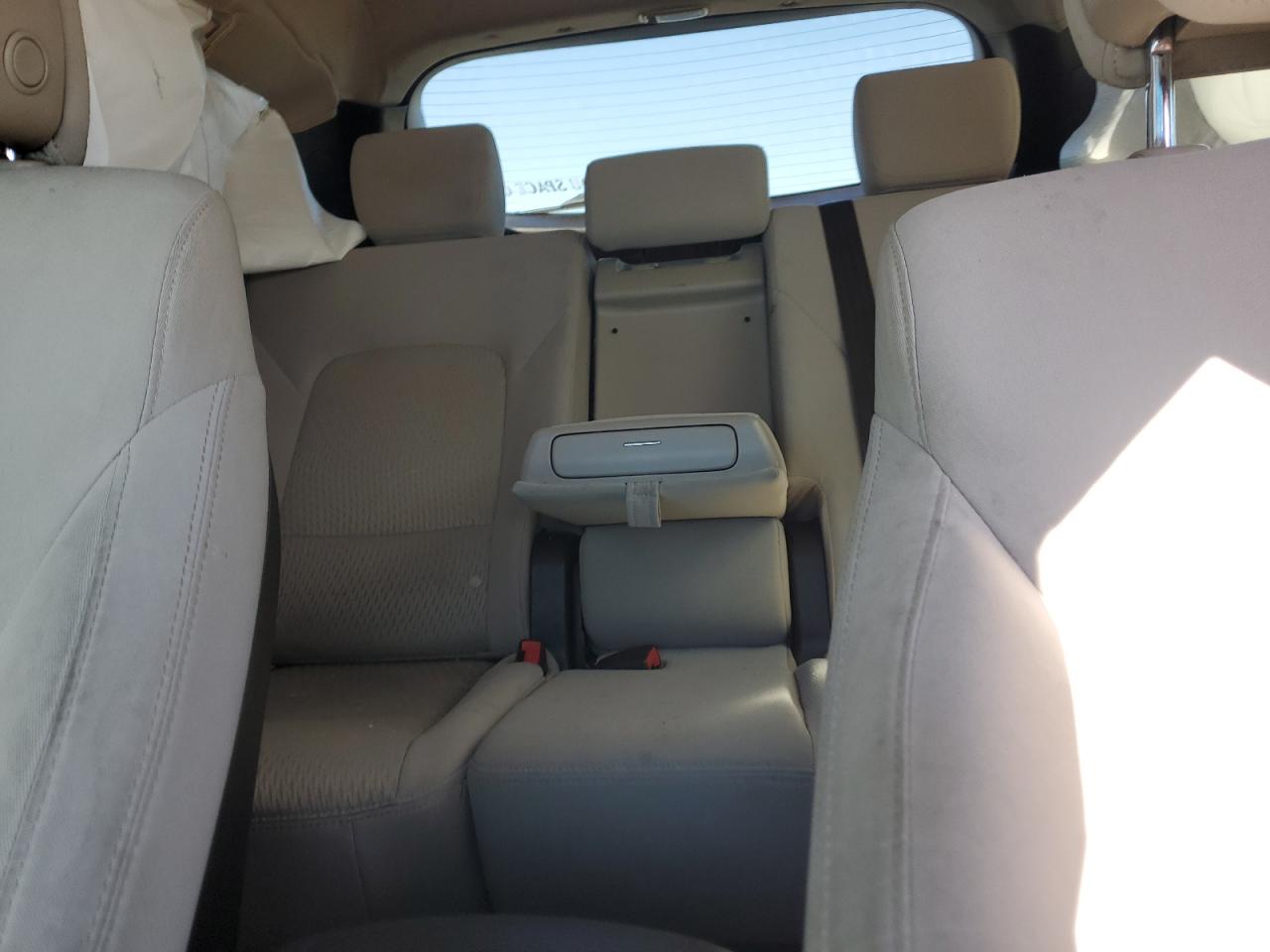 2016 Hyundai Santa Fe - Image 10
