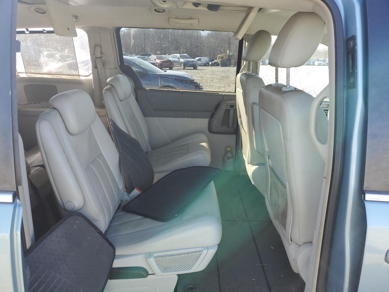 2009 Chrysler Town & Country - Image 11
