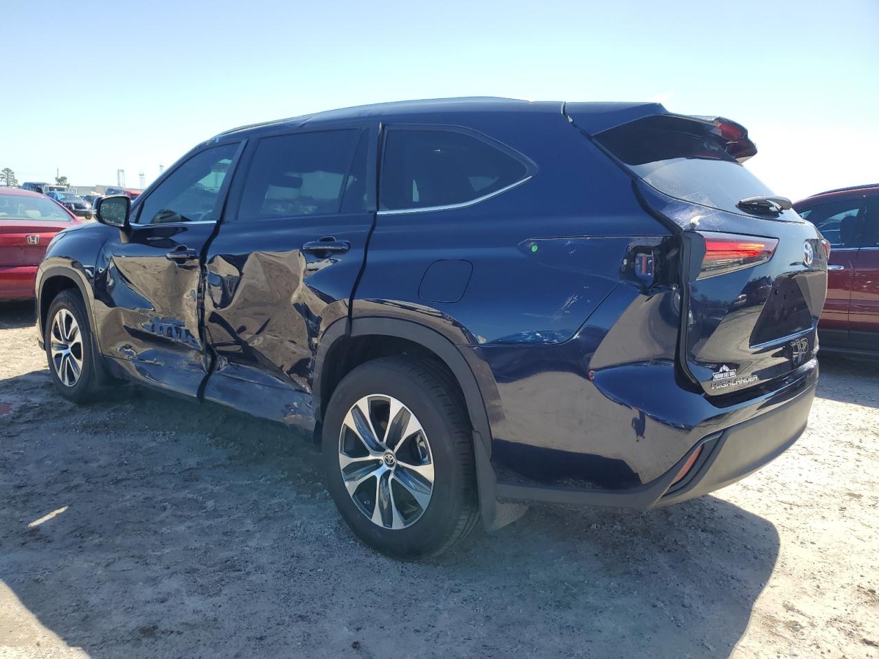 2024 Toyota Highlander - Image 2