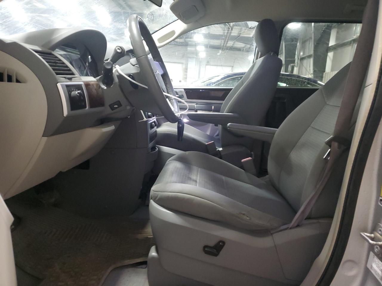 2010 Chrysler Town & Country - Image 7