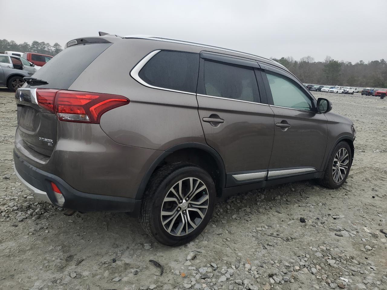 2017 Mitsubishi Outlander - Image 3
