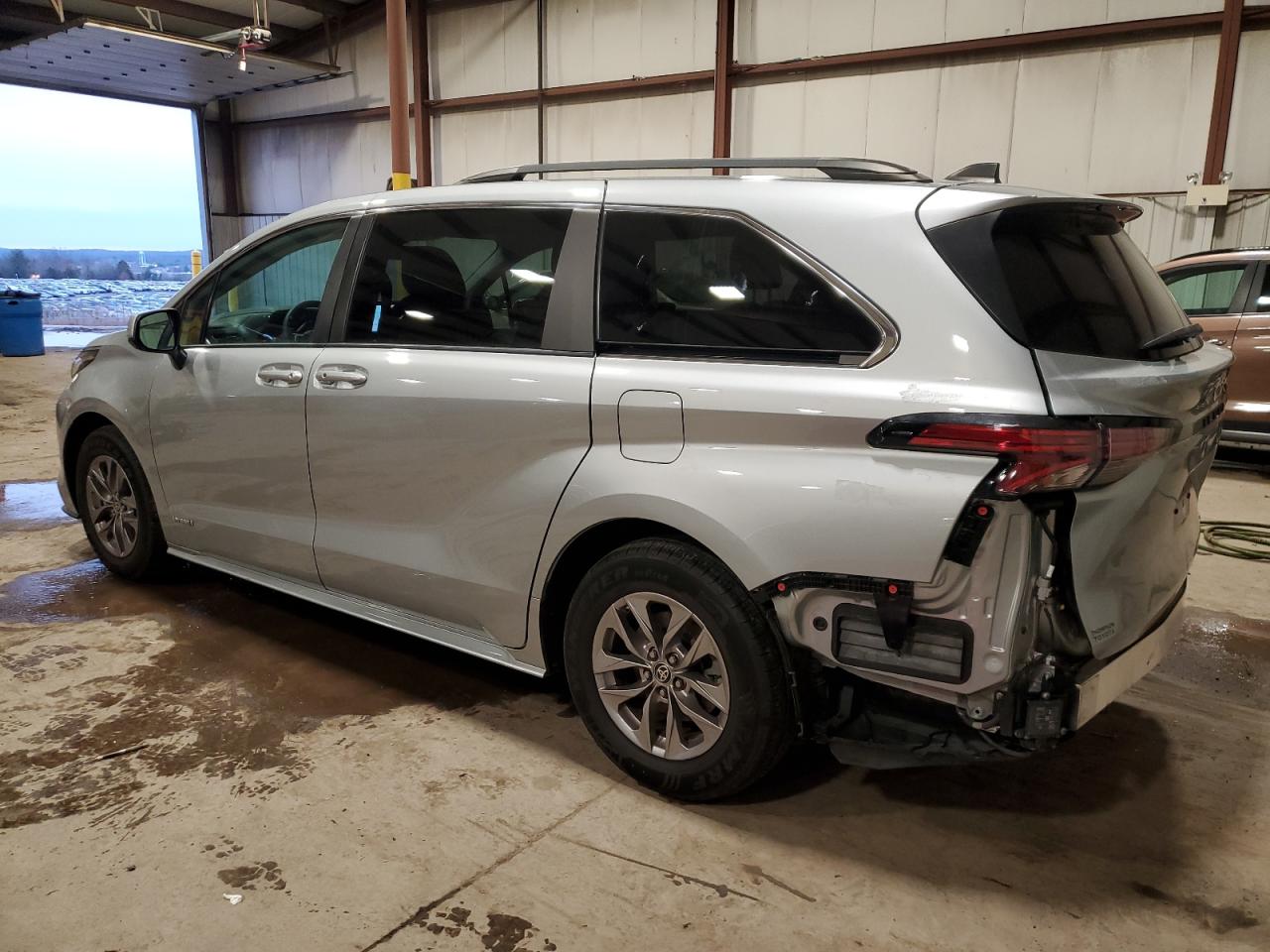 2021 Toyota Sienna - Image 2