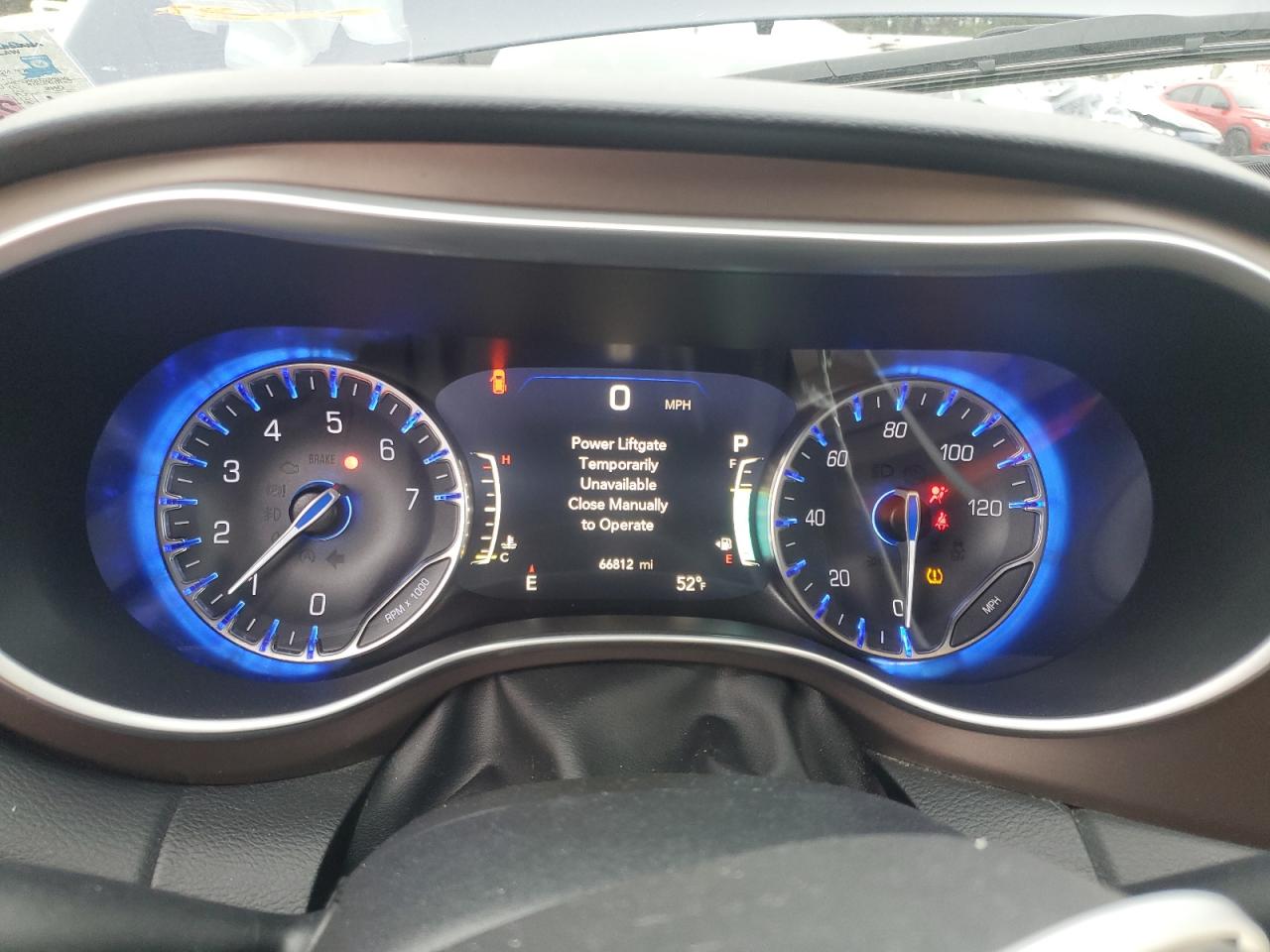 2018 Chrysler Pacifica - Image 9