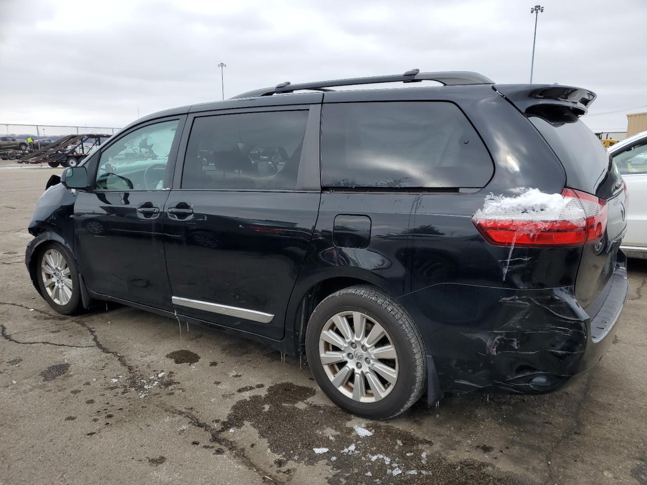 2017 Toyota Sienna - Image 2