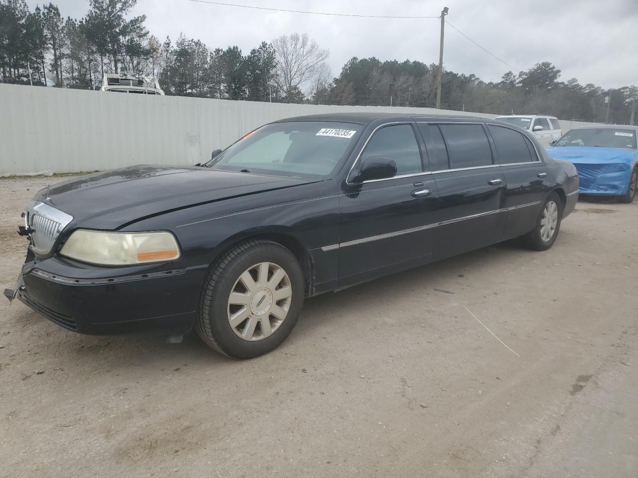 2003 Lincoln Town Car - Image 1