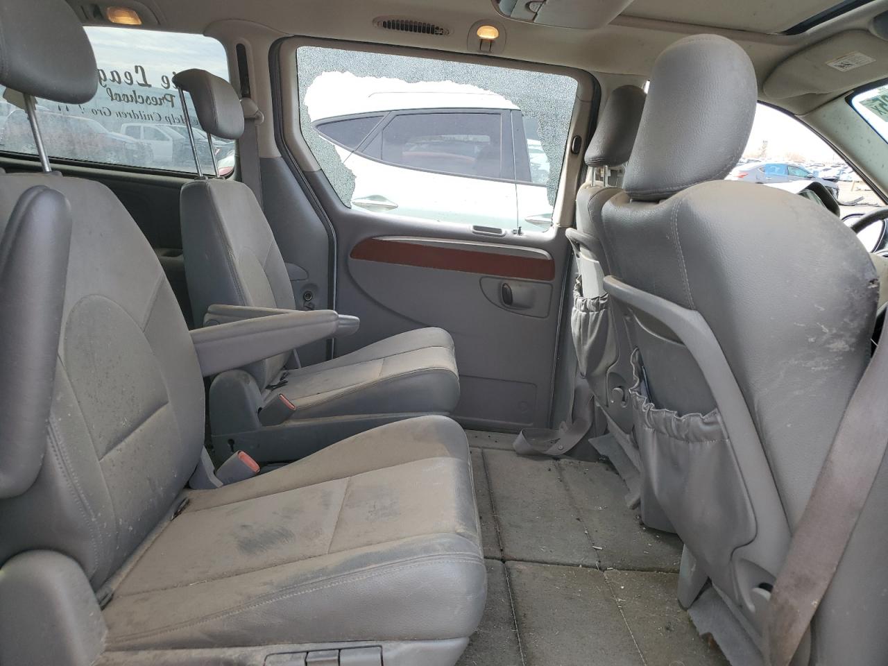 2006 Chrysler Town & Country - Image 11