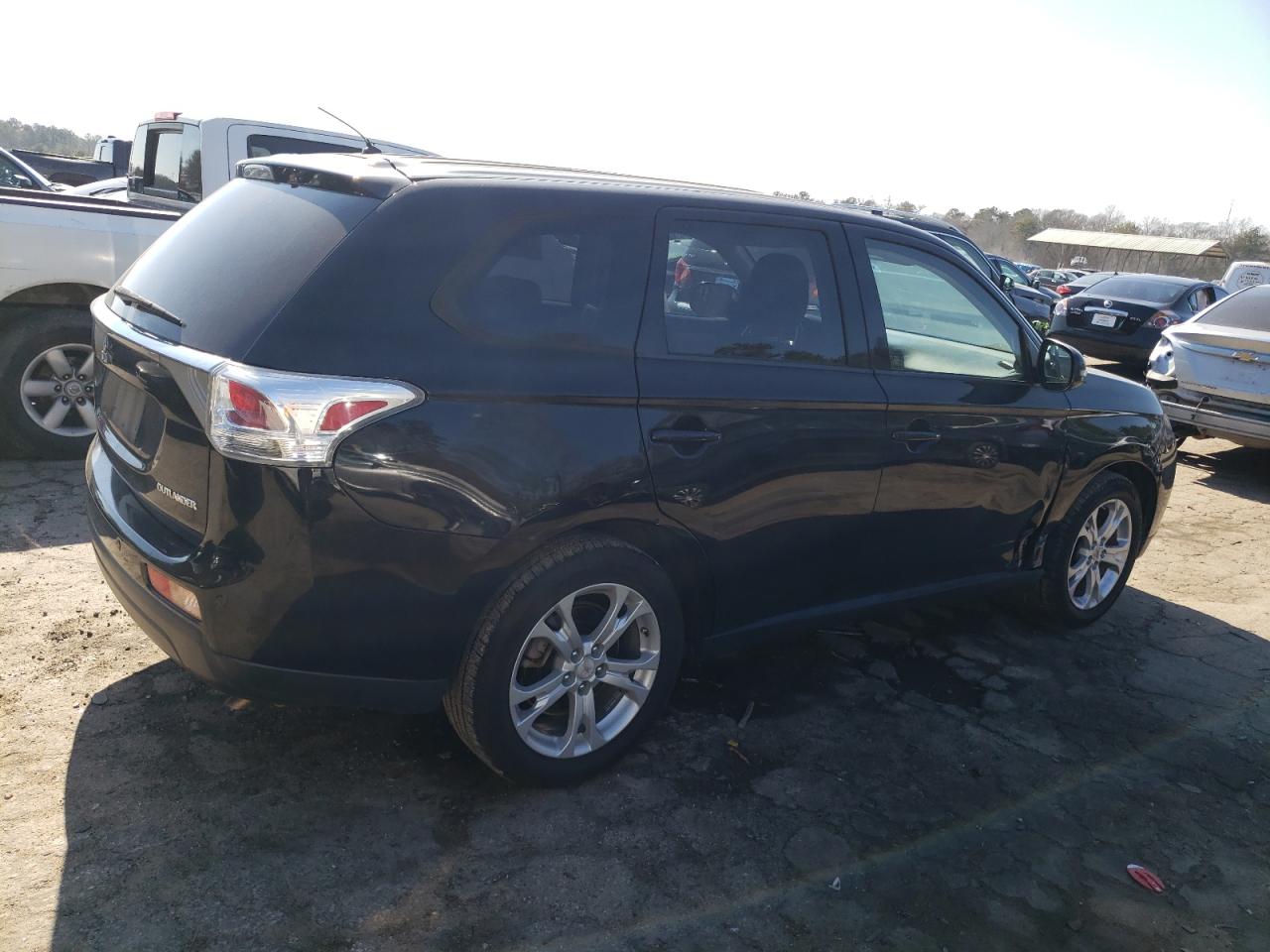 2014 Mitsubishi Outlander - Image 3