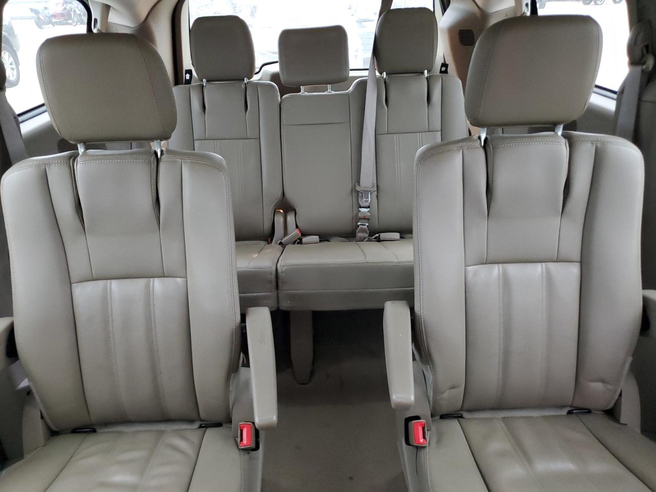 2016 Chrysler Town & Country - Image 10