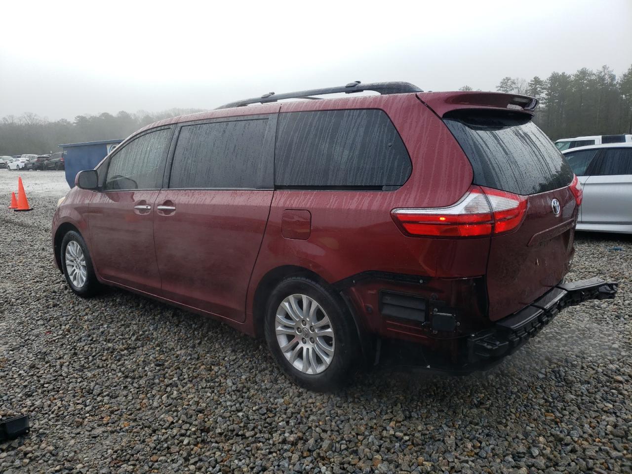 2015 Toyota Sienna - Image 2