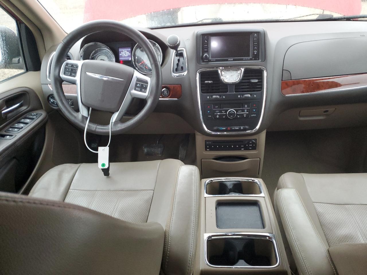 2013 Chrysler Town & Country - Image 8