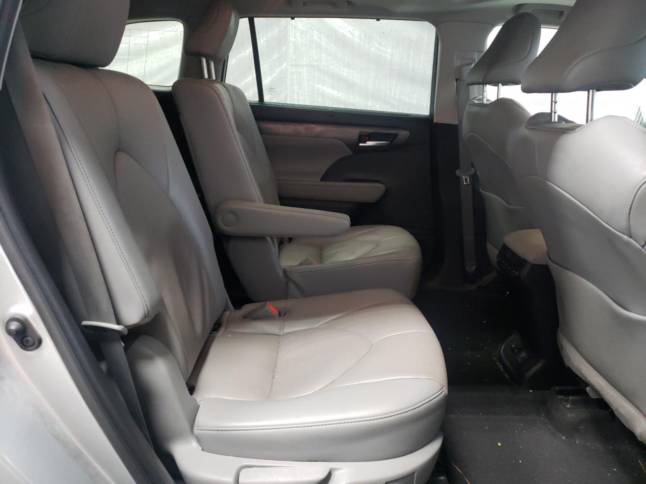 2022 Toyota Highlander - Image 11
