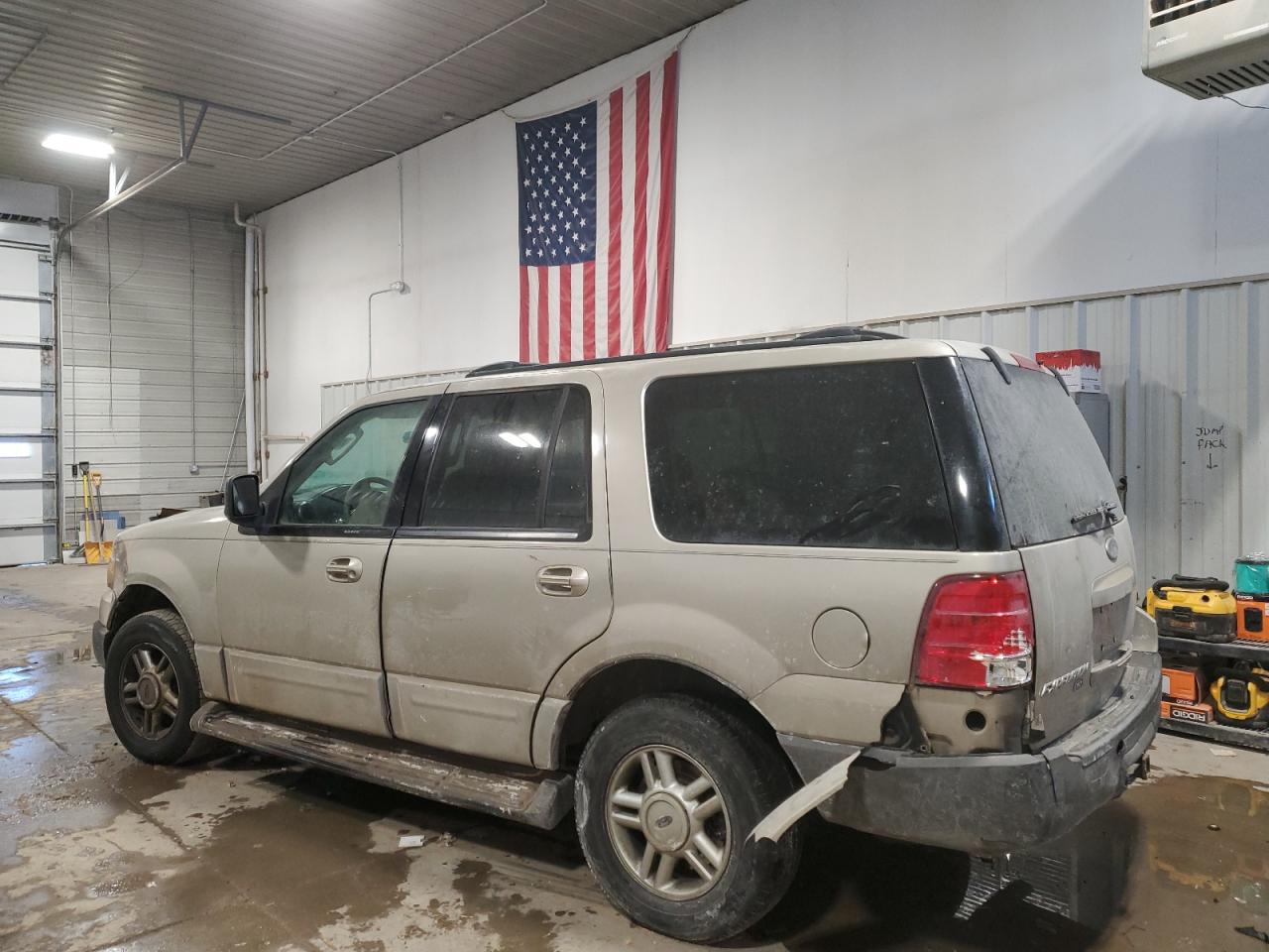 2004 Ford Expedition - Image 2