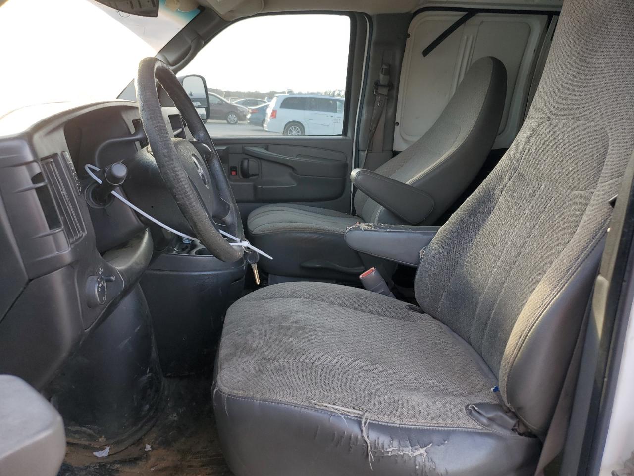 2011 GMC Savana - Image 7