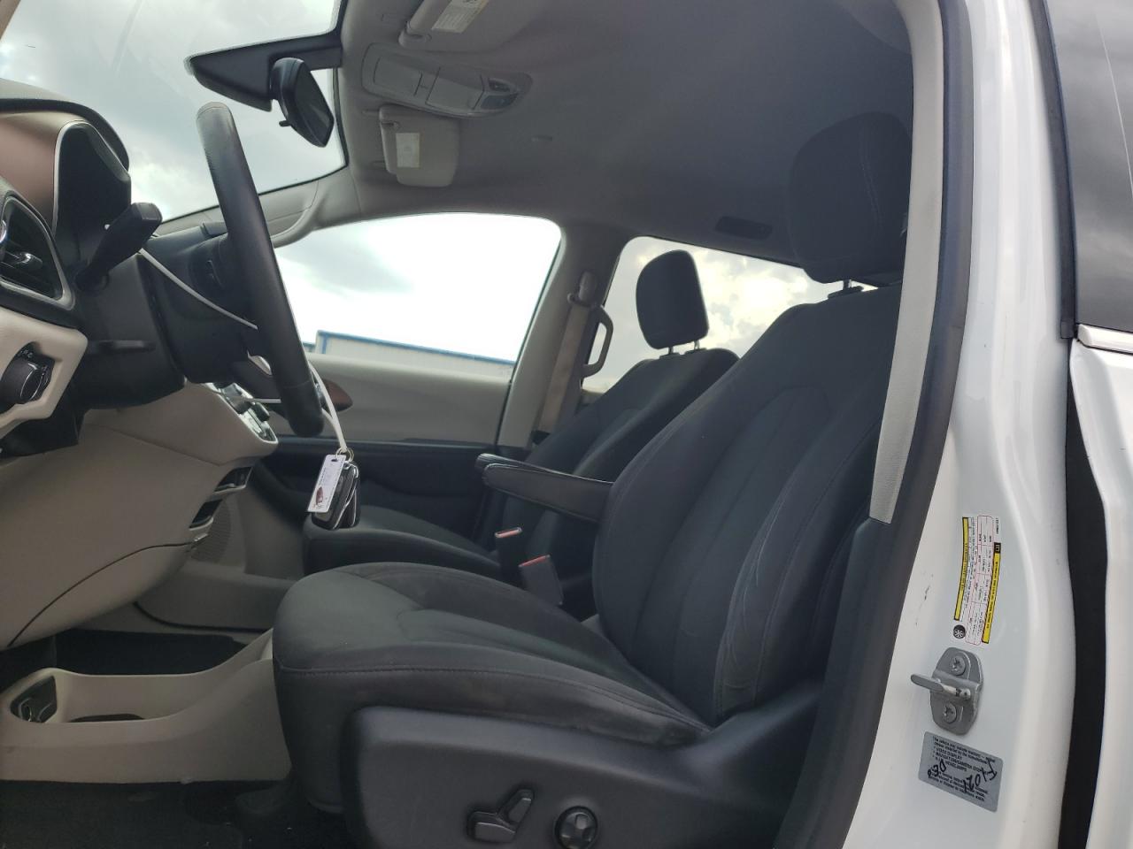 2017 Chrysler Pacifica - Image 7