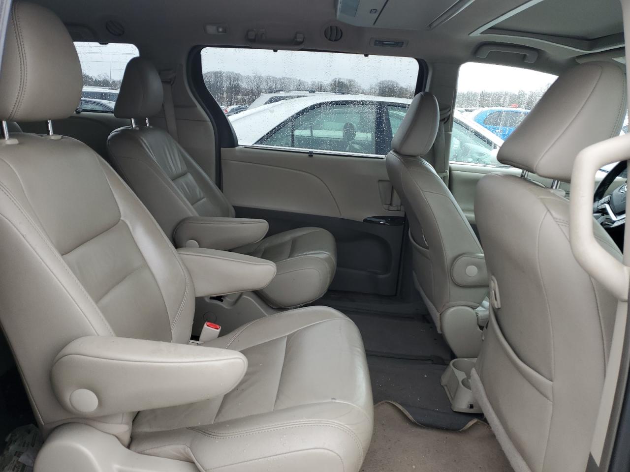2015 Toyota Sienna - Image 11